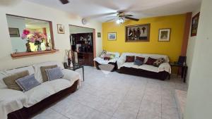 CASA EN OPTIMO ESTADO DE MANTENIMIENTO  EN VENTA  EN URB. LA CAMPIÑA, S.S.