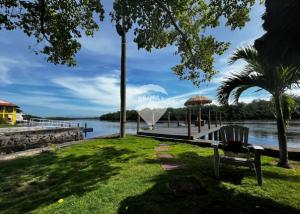 Espectacular Rancho de Playa a la venta al lado del Estero en Costa del Sol.